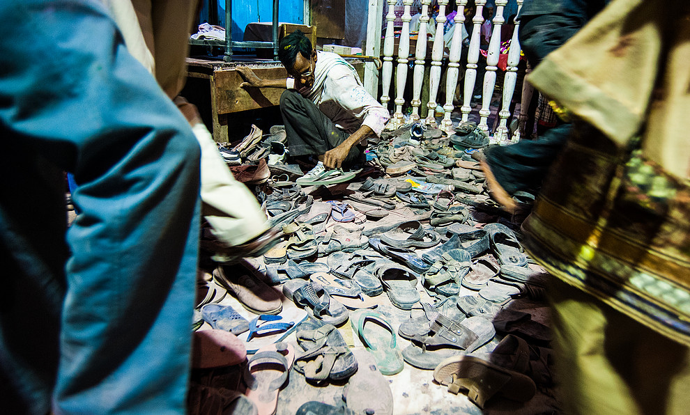 Przechowalnia butów przed Banke Bihari Mandir (Holi we Vrindavanie)